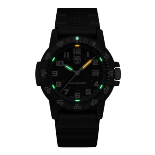 Leatherback SEA Turtle Giant, 44 mm, Outdoor Uhr - 0324, Nachtansicht mit grünen und orangenen Leuchtröhren