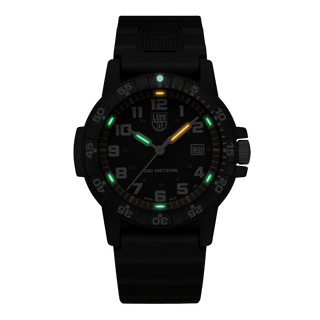 Leatherback SEA Turtle Giant, 44 mm, Outdoor Uhr - 0335, Nachtansicht mit grünen und orangenen Leuchtröhren