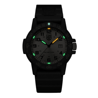 Leatherback SEA Turtle Giant, 44 mm, Outdoor Uhr - 0325.GP, Nachtansicht mit grünen und orangenen Leuchtröhren