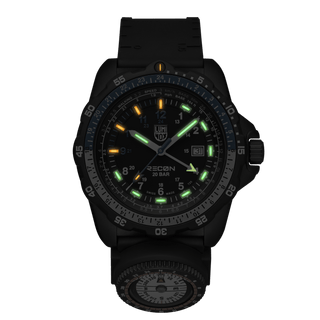 RECON Nav Spec, 46 mm, Outdoor Abenteuer Uhr - 8833	, Nachtansicht mit grünen und orangenen Leuchtröhren