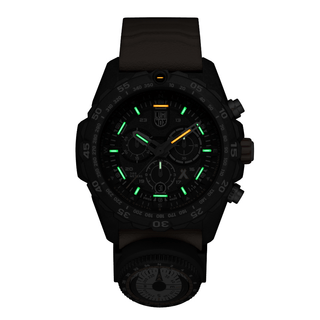 Bear Grylls Survival, 45 mm, Chronograph mit Kompass - 3749, Nachtansicht mit Leuchtröhren