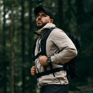 RECON Nav Spec, 46 mm, Outdoor Abenteuer Uhr - 8837.SET, Person mit Armbanduhr am Handgelenk