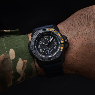 Navy SEAL Foundation, 45 mm, Militäruhr / Taucheruhr - 3505.NSF.N	, Person mit Armbanduhr am Handgelenk