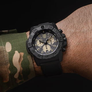 Navy SEAL Chronograph, 45 mm, Militäruhr - 3587, Person mit Armbanduhr am Handgelenk