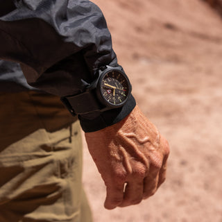 Atacama Field, 43 mm, Abenteuer Uhr - 1970.SET, Person mit Armbanduhr am Handgelenk