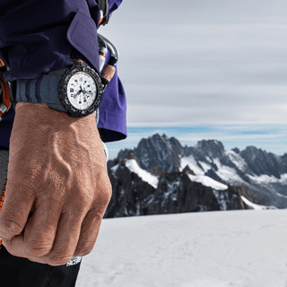 Bear Grylls Survival, 43 mm, Outdoor-Uhr, XB.3737, Stimmungstafel mit Uhr getragen.