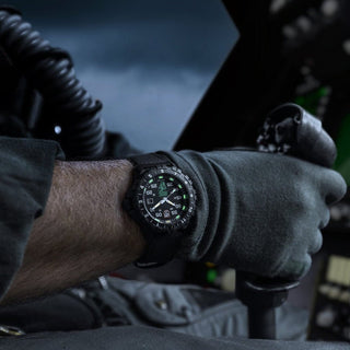 F117 - NighthawkTM x Skunk works, 44 mm, Heritage Pilotenuhr - XA.6442.H.SET, Person mit Armbanduhr am Handgelenk