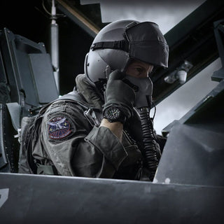 F117 - NighthawkTM x Skunk works, 44 mm, Heritage Pilotenuhr - XA.6442.H.SET, Person mit Armbanduhr am Handgelenk