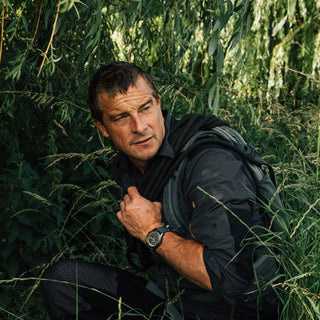 Bear Grylls Survival Land, 43 mm, Outdoor Abenteuer Uhr - 3716	, Person mit Armbanduhr am Handgelenk