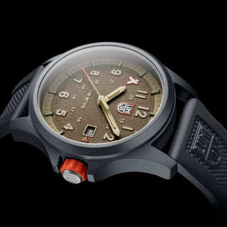 Bear Grylls Survival Land, 43 mm, Outdoor Abenteuer Uhr - 3716	, Detailansicht Ziffernblatt und Krone