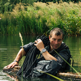 Bear Grylls Survival Land, 43 mm, Outdoor Abenteuer Uhr - 3717	, Person mit Armbanduhr am Handgelenk