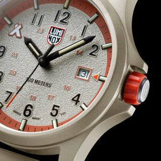 Bear Grylls Survival Land, 43 mm, Outdoor Abenteuer Uhr - 3717	, Detailansicht Ziffernblatt und Krone
