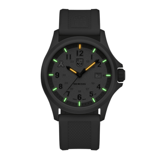 Bear Grylls Survival Land, 43 mm, Outdoor Abenteuer Uhr - 3717	, Nachtansicht mit grünen und orangenen Leuchtröhren