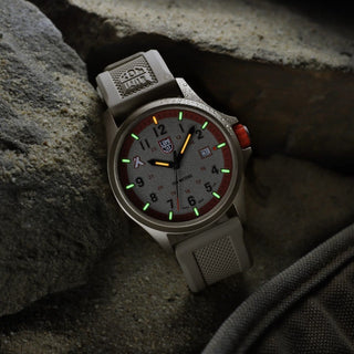 Bear Grylls Survival Land, 43 mm, Outdoor Abenteuer Uhr - 3717	, UV Shot mit grünen und orangenen Leuchtröhren