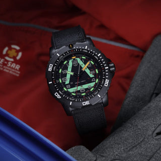 ICE-SAR, 45 mm Outdoor Explorer Watch - 1081	, UV Shot mit grünen und orangenen Leuchtröhren