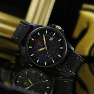 Atacama Field, HORSE YEAR Limited Edition, 43 mm, Abenteuer Uhr - 1970.HY.N.SET, UV Shot mit grünen und orangenen Leuchtröhren