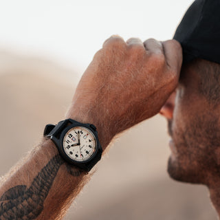 Atacama Field, 43 mm, Abenteuer Uhr - 1971.SET, Person mit Armbanduhr am Handgelenk