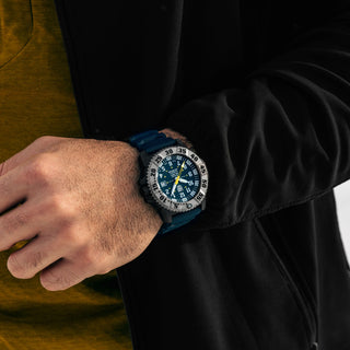 MIL-SPEC, 45 mm, Militäruhr / Taucheruhr - 3355.SET, Person mit Armbanduhr am Handgelenk