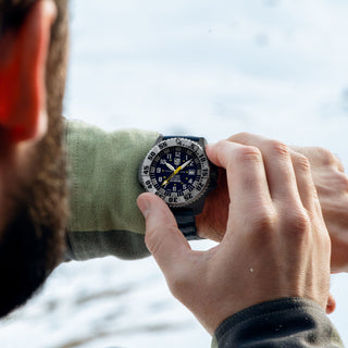 MIL-SPEC, 45 mm, Militäruhr / Taucheruhr - 3355.SET, Person mit Armbanduhr am Handgelenk