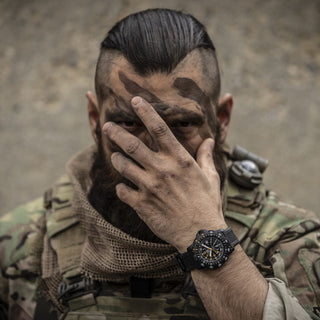 RECON Point Man, 45 mm, Heritage Uhr - 8825.H.SET	, Person mit Armbanduhr am Handgelenk