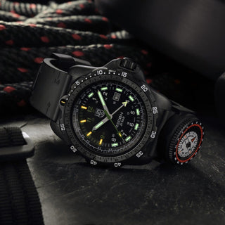 RECON Nav Spec, 46 mm, Outdoor Abenteuer Uhr - 8837.SET	, UV Shot mit grünen und orangenen Leuchtröhren