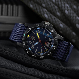 Leatherback Sea Turtle Limited Edition Red Bull Racing, 45mm, Dive Watch - 0321.ARB.1	, UV Shot mit grünen und orangenen Leuchtröhren