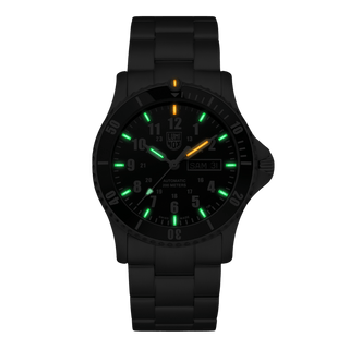 Automatic Sport Timer, 42 mm, Sport Uhr - 0921.M, Nachtansicht mit grünen und orangenen Leuchtröhren