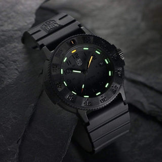 Original Navy SEAL, 43 mm, Militäruhr - 3001.EVO.BO.S, UV Shot mit grünen und orangenen Leuchtröhren