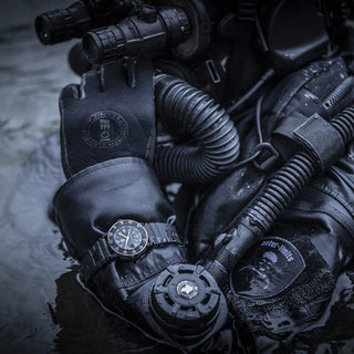 Navy SEAL Original, 45 mm, Heritage Taucheruhr - 3001.H.SET,Person mit Armbanduhr am Handgelenk
