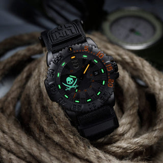 Navy SEAL Pirate's Limited Edition, 44 mm, Taucheruhr - 3051.PIR.LE	, UV Shot mit grünen und orangenen Leuchtröhren