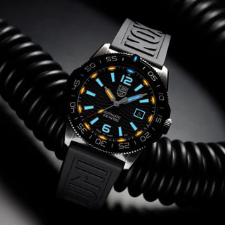 Pacific Diver Automatic, 42 mm, Taucheruhr - 3101	, UV Shot mit grünen und orangenen Leuchtröhren