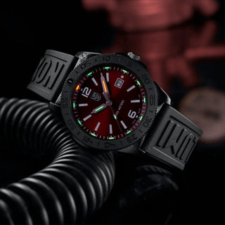 Pacific Diver, 44 mm, Taucheruhr - 3135.B	, UV Shot mit grünen und orangenen Leuchtröhren