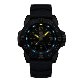 Navy SEAL Foundation Back To The Blue, 45 mm, Militäruhr / Taucheruhr - XS.3255.CB.NSF, Nachtansicht mit grünen und orangenen Leuchtröhren