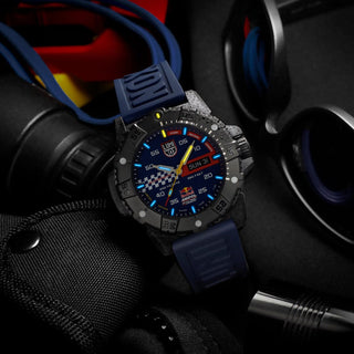 Red Bull Racing Automatic, Limited Edition, 45 mm, Outdoor Uhr - 3863.ARB	, UV Shot mit grünen und orangenen Leuchtröhren
