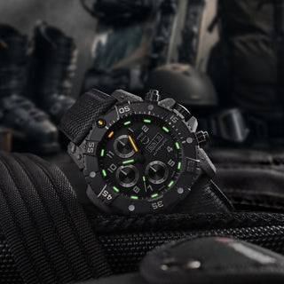 Master Carbon SEAL Automatic Chronograph, 45 mm, Militäruhr - 3881	, UV Shot mit grünen und orangenen Leuchtröhren