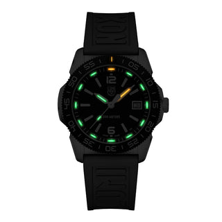 Pacific Diver, Online Exclusive, 39 mm, Taucheruhr - CA22M, Nachtansicht mit grünen und orangenen Leuchtröhren
