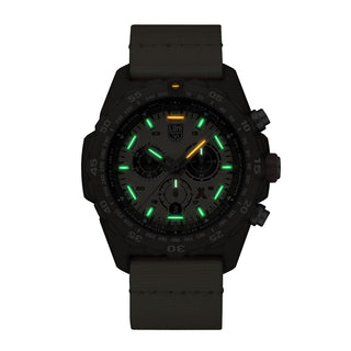 Bear Grylls Survival ECO Master, 45mm, Nachhaltige Outdoor Uhr - 3745.ECO, Nachtansicht mit grünen und orangenen Leuchtröhren