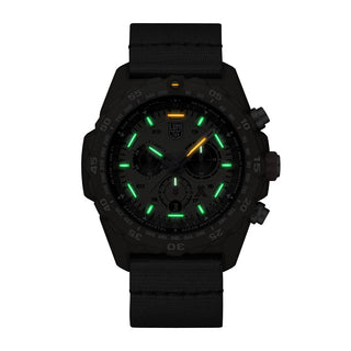 Bear Grylls Survival ECO Master, 45mm, Nachhaltige Outdoor Uhr - 3757.ECO, Nachtansicht mit grünen und orangenen Leuchtröhren