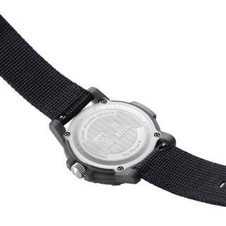 #tide ECO, 44 mm, Nachhaltige Outdoor Uhr - 0321.ECO, Gehäuseboden mit Luminox und #tide Gravur