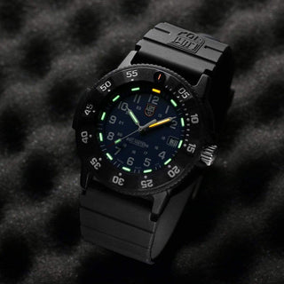 Original Navy SEAL, 43 mm, Militäruhr - 3001.EVO.OR, UV Shot mit grünen und orangenen Leuchtröhren