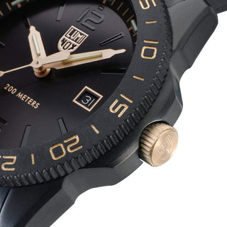 Pacific Diver, 44 mm, Taucheruhr - 3121.BO.GOLD, Detailansicht mit Fokus auf die CARBONOX™ Lünette und geschraubte Krone