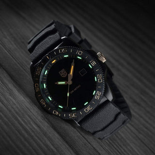 Pacific Diver, 44 mm, Taucheruhr - 3121.BO.GOLD, UV Shot mit grünen und orangenen Leuchtröhren
