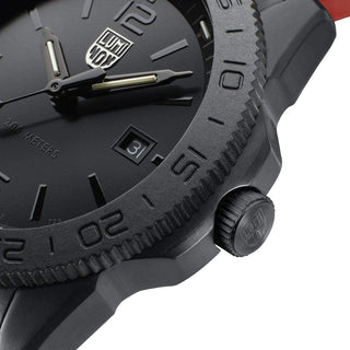 Pacific Diver, 44 mm, Taucheruhr - 3121.BO.RF, Detailansicht mit Fokus auf die CARBONOX™ Lünette und geschraubte Krone