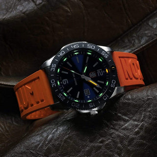 Pacific Diver, 44 mm, Taucheruhr - 3123.RF, UV Shot mit grünen und orangenen Leuchtröhren