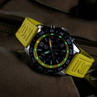 Pacific Diver Chronograph, 44 mm, Diver Watch - 3145, UV Shot mit grünen und orangenen Leuchtröhren